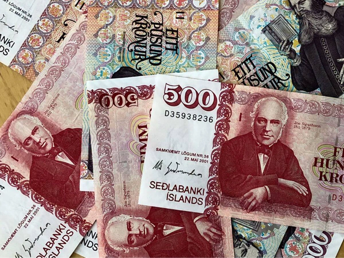 Un montón de billetes de distintas denominaciones, símbolo de riqueza y abundancia financiera.