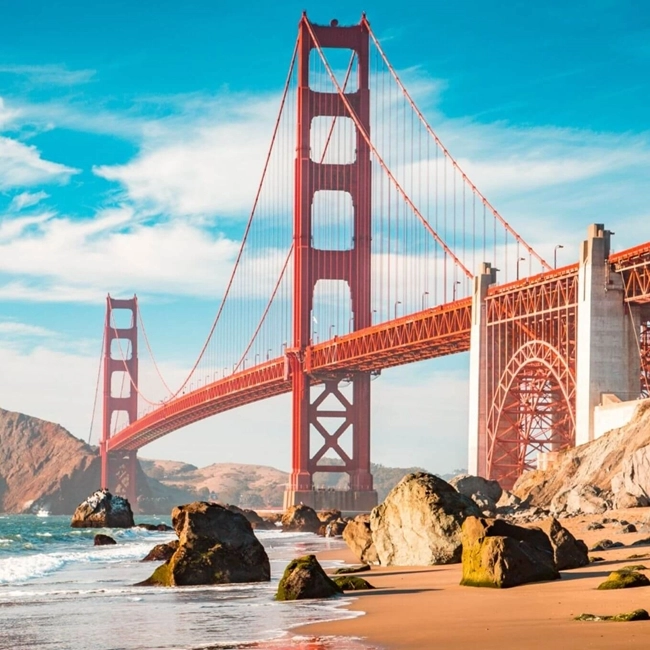 Puente Golden Gate en San Francisco, California, destacando su icónico color naranja y el paisaje urbano circundante.