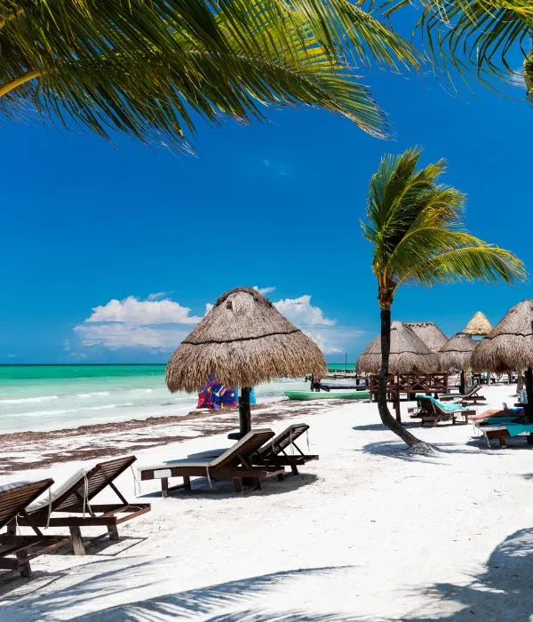 Una playa de arena blanca en México