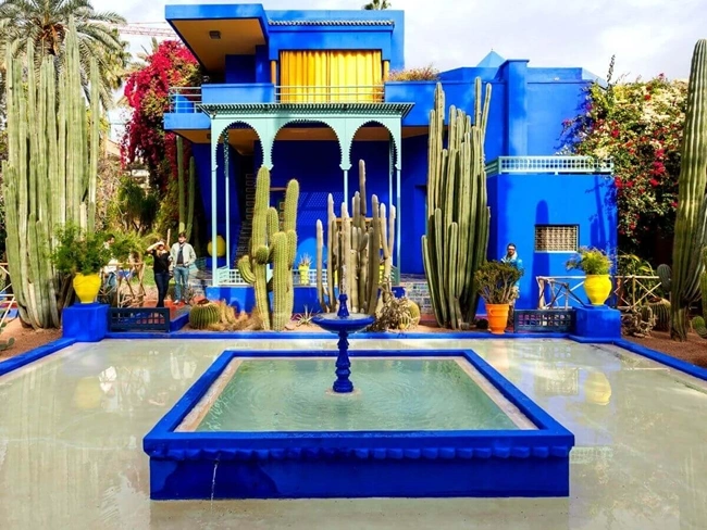 Una fuente azul delante de una casa en Marruecos