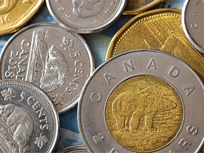 Monedas y billetes de dólar canadiense