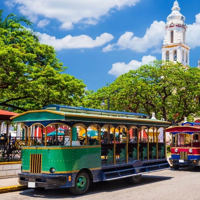 Tranvías en las calles de La Habana, Cuba, mostrando la vibrante vida urbana y la arquitectura colonial.