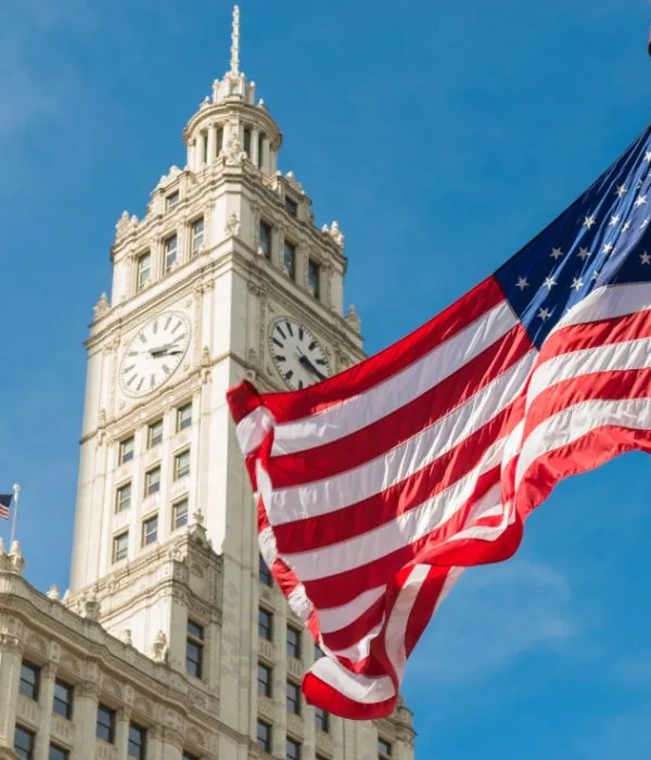 Edificio de Nueva York y bandera de Estados Unidos