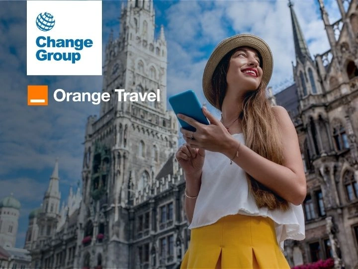 Une femme portant un chapeau et une chemise blanche est en train de converser sur son téléphone portable.