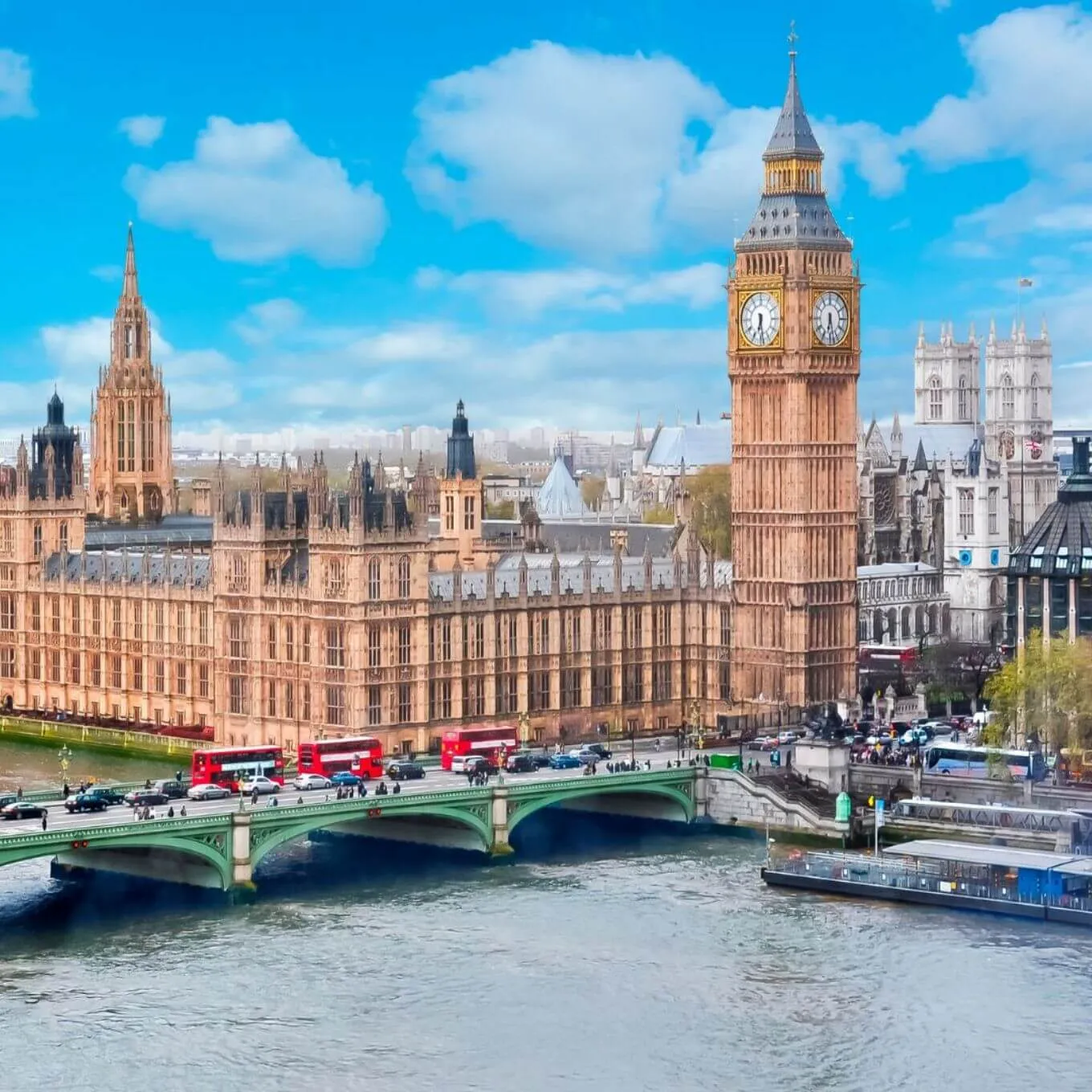 Vista de Big Ben y el Palacio de Westminster en Londres, destacando su arquitectura icónica y el ambiente histórico de la ciudad.